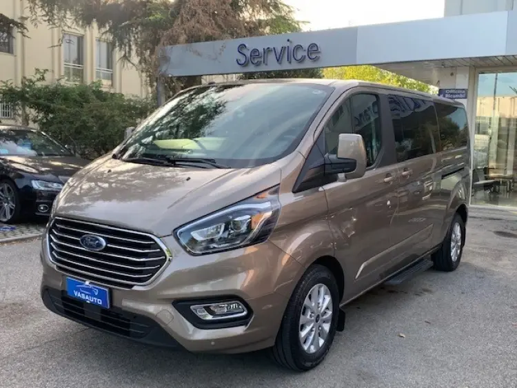Ford Tourneo Custom — foto 1
