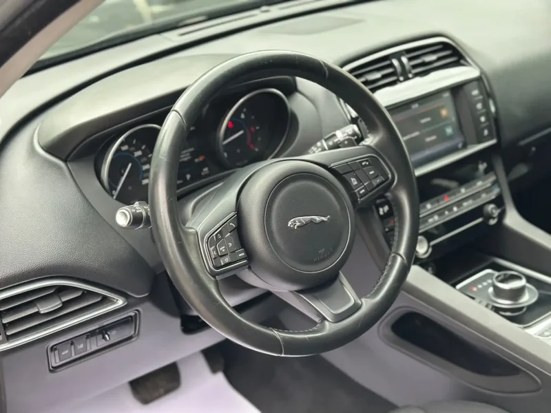 Jaguar F-Pace 2.0 D 180 CV AWD Prestige — foto 8